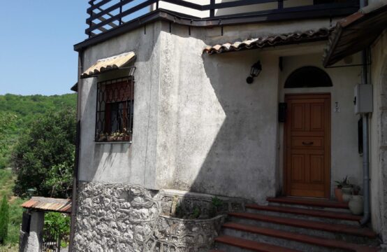 Abitazione indipendente con giardino in Via Lago
