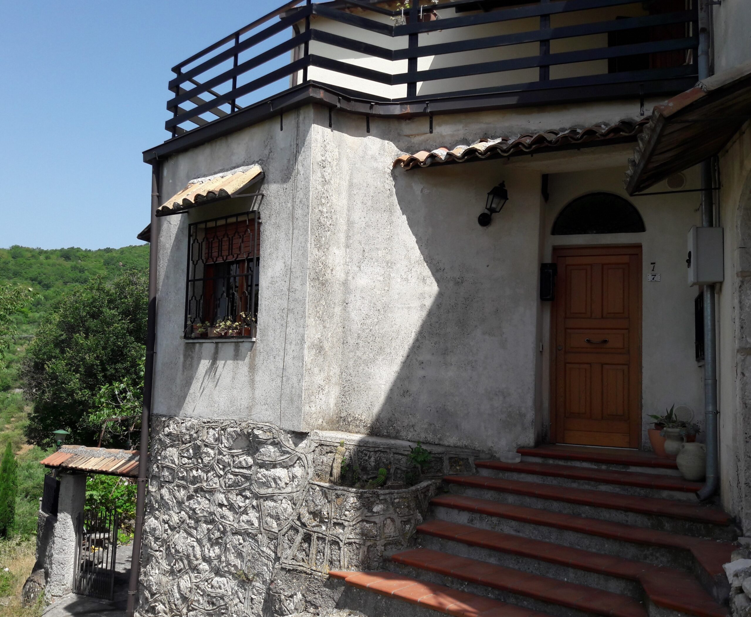 Abitazione indipendente con giardino in Via Lago
